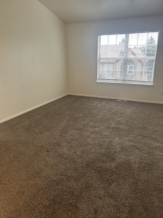 Building Photo - Beautiful 2BR/1.5B Town Home! AVAIL 09/15