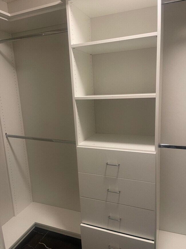 Building Photo - 5472 Club Cir