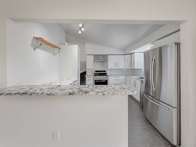 Building Photo - $0 DEPOSIT OPTION. CHARMING 4BED/2.5BATH I...