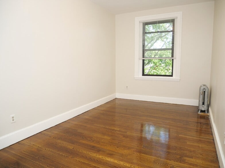 Building Photo - 41 Carlton St