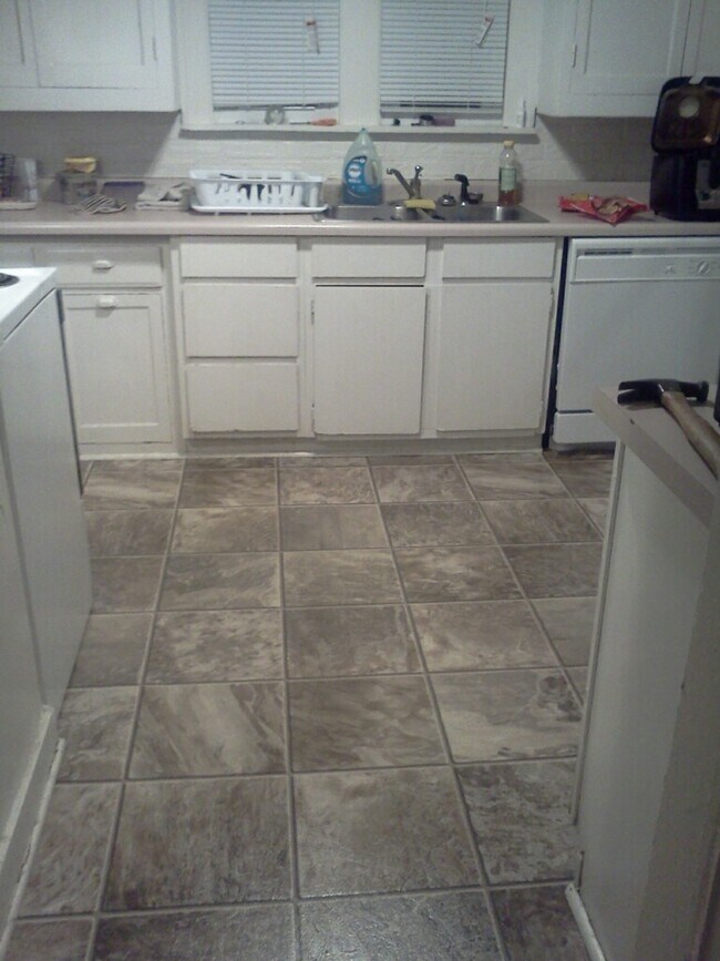 Building Photo - 2-Story House, 4Bed/2Bath washer/dryer hoo...