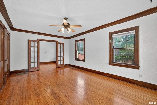 Building Photo - 318 W Columbia Ave