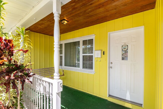 Building Photo - Spacious, Pet Friendly, 2 Bed Home with La...