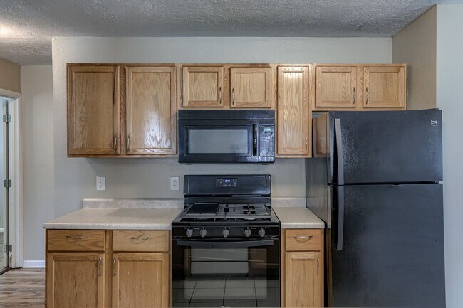 Building Photo - **$500 Move In Credit - SHORT TERM LEASE O...