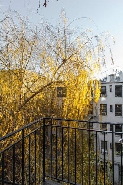 Building Photo - Mott Street