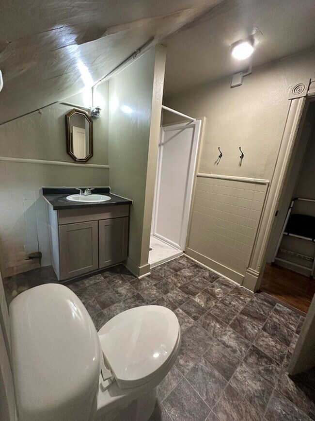 Building Photo - 3 Bed 1 Bath very close to UWEC available ...