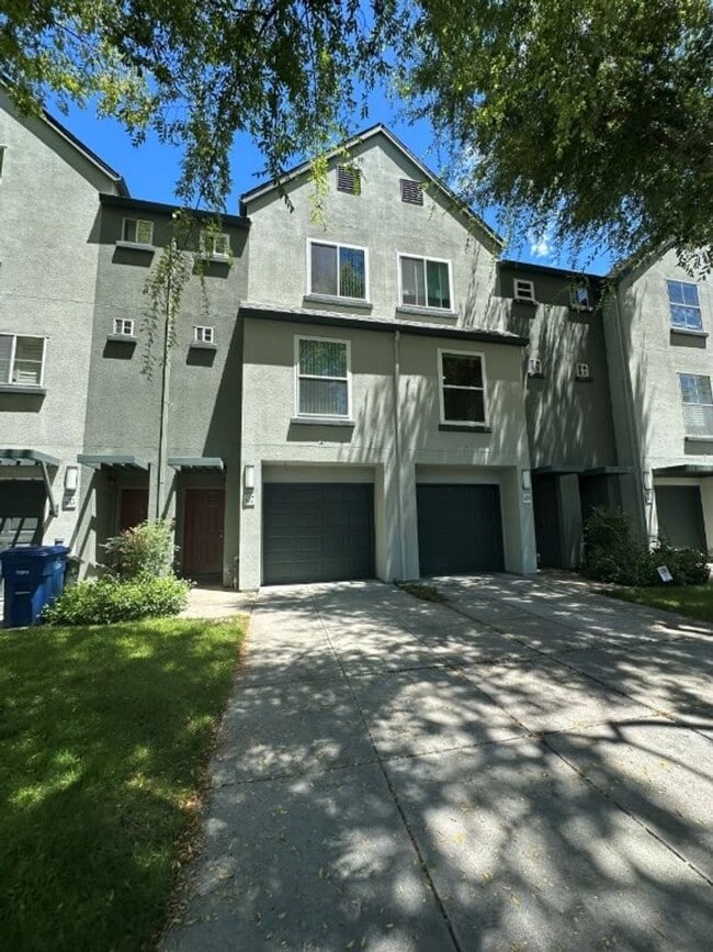 Building Photo - Nor Cal Realty Inc, 3 bedroom 3 bath townhouse with 2 car garage