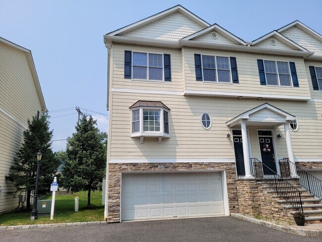 Primary Photo - 48 E Hayestown Rd