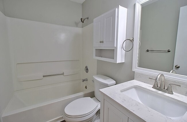 Building Photo - 705 Edgewood Ct