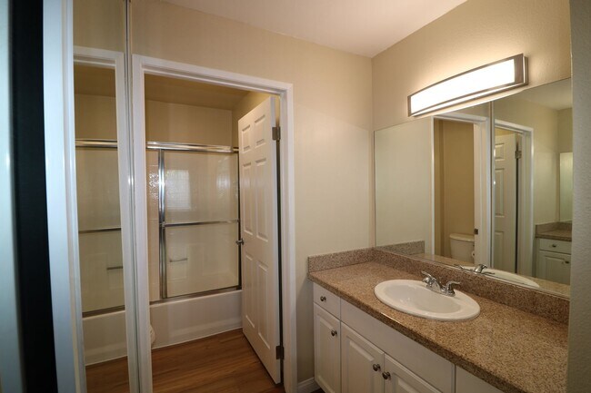 Building Photo - 1/Bedroom Condominium in Woodland Hills!