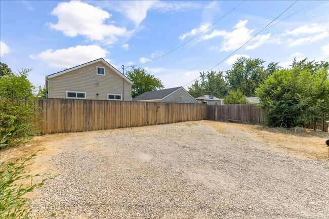 Building Photo - Remodeled 5 Bedroom Home Close to Boise St...