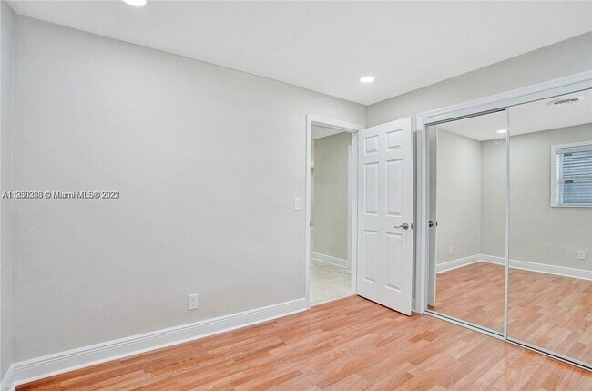 Building Photo - 9457 SW 52nd Ct