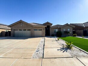 Building Photo - "Spacious 4-Bedroom, 2-Bathroom Home in Yu...