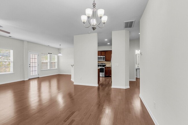 Building Photo - Spacious Summerville Home Near Historic Downtown
