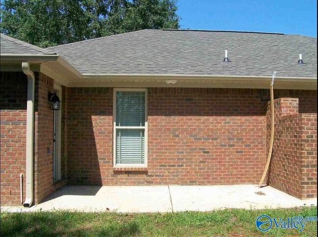 Building Photo - 127 Hedge Ln