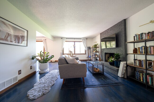 Building Photo - 1581 Woodside Ct NE