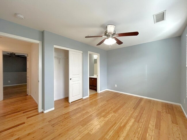 Building Photo - Beautiful Multi-Level 2-Bedroom Condo in Victoria Gardens HOA!