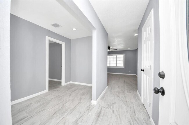 Building Photo - 5103 Karu Dr