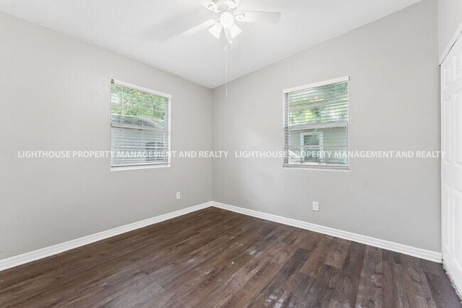 Building Photo - Spacious 3 Bed/1 Bath Home with Fenced Yar...