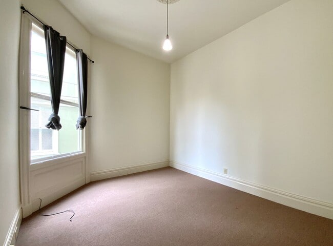 Building Photo - SPACIOUS 4BR! Laundry IN-UNIT! Great Locat...