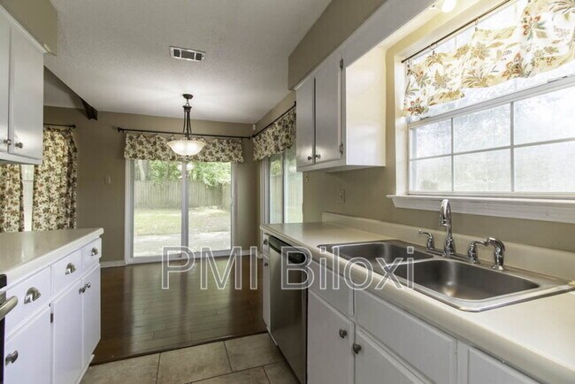 Building Photo - 776 Whitney Dr