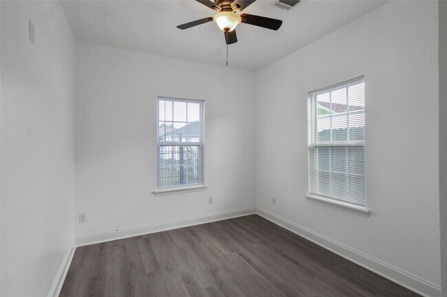Building Photo - 531 N Estelle St