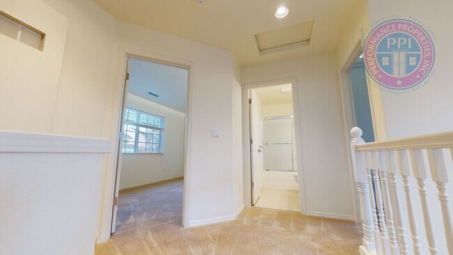 Building Photo - Updated Townhome with Detached Garage! Close to Shops & Restaurants
