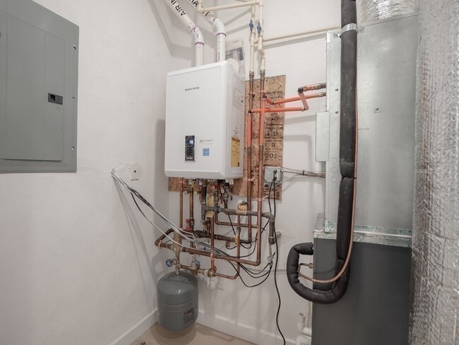 Building Photo - 340 W 2nd St