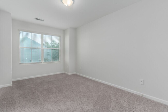 Building Photo - Modern 3-Bed, 2.5-Bath Townhome in Prime L...