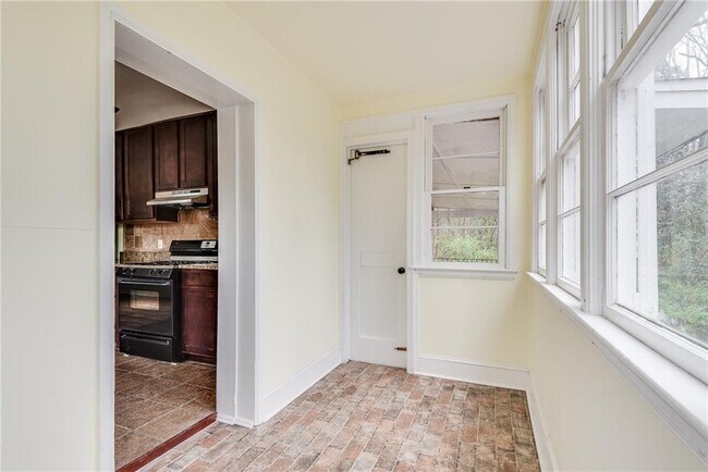 Building Photo - 1287 Eastland Rd SE