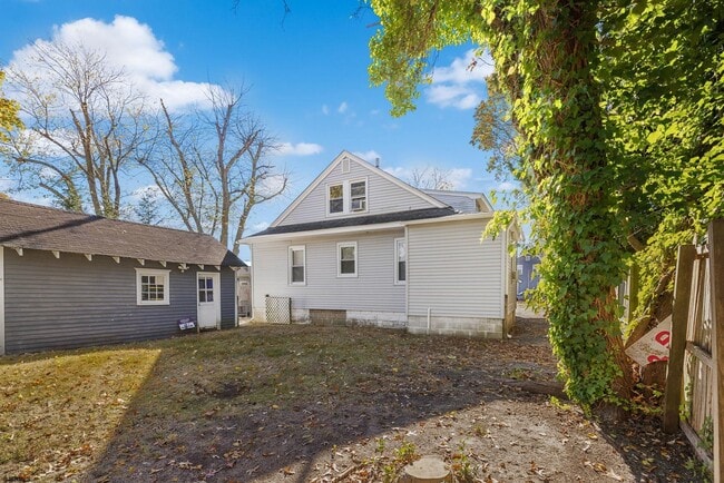 Building Photo - 27 E Groveland Ave
