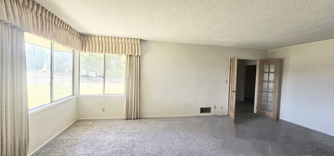 Building Photo - 5 bed 2.5 bath Single Story With 3 CAR Gar...