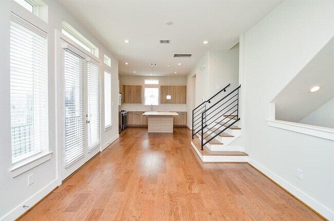 Building Photo - 5903 Val Verde St