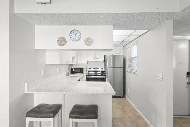 Building Photo - 7193 W Country Club Dr N