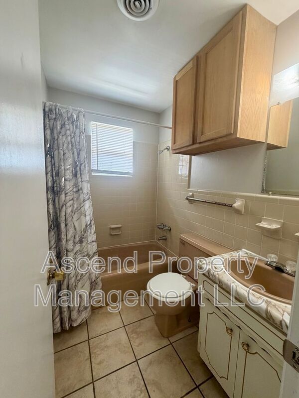 Building Photo - 582 Withrow Rd
