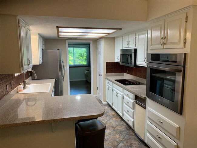 Building Photo - 11207 Hidden Bluff Dr
