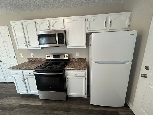 Building Photo - Ready to View! Updated 3/2 Home High Point...