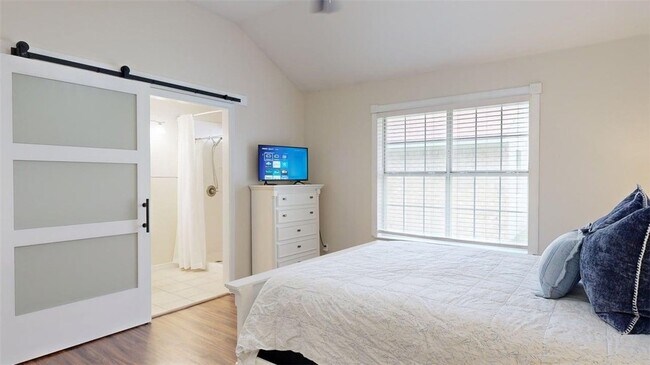Building Photo - 810 Camellia Ct