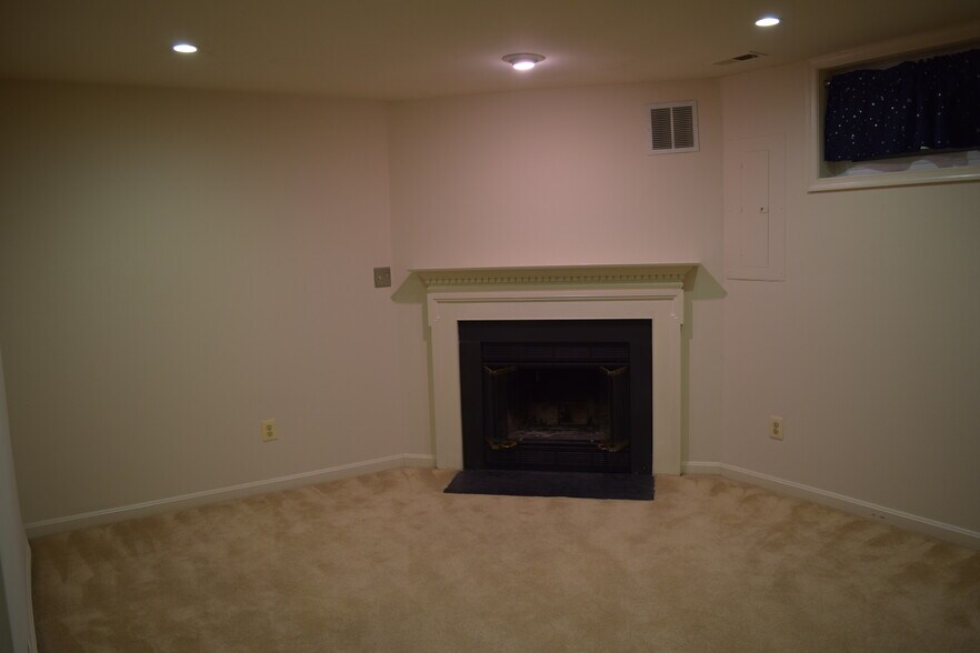 Family Room - 397 S Pickett St