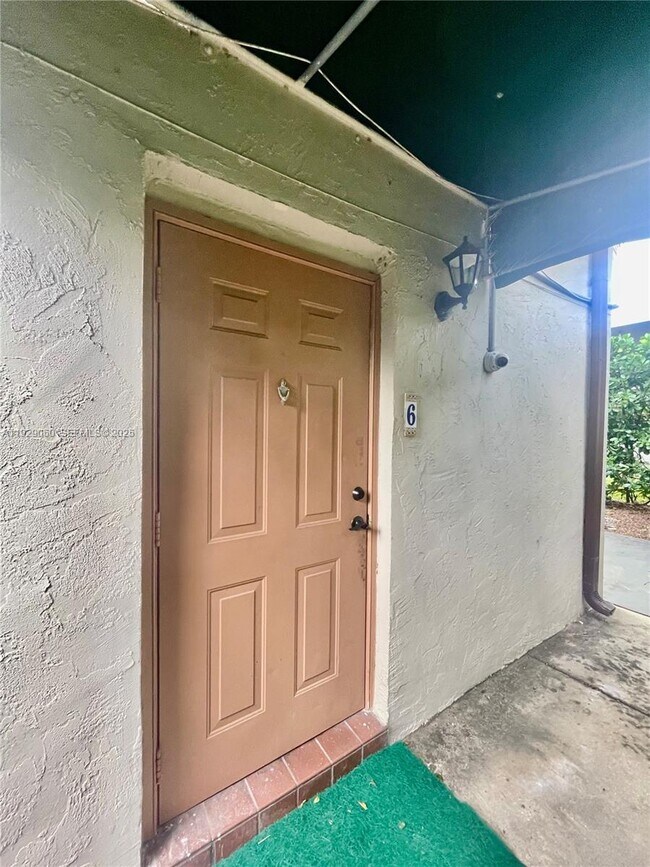 Building Photo - 2161 NE 42nd St