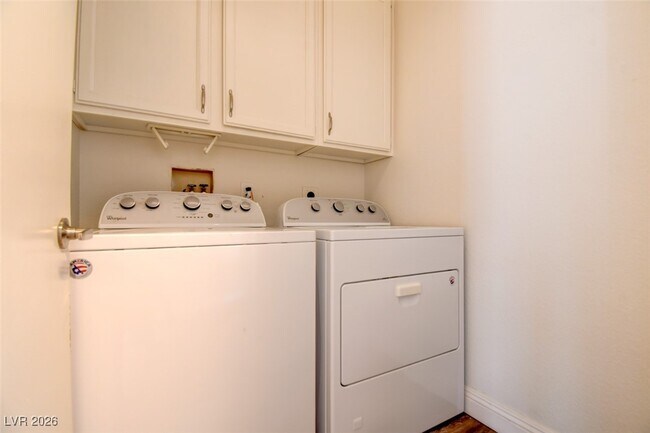 Building Photo - 7221 Single Pine Dr