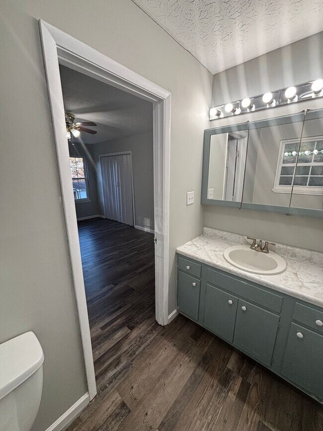 Building Photo - Newly Updated 4bd/3bth in Seymour!