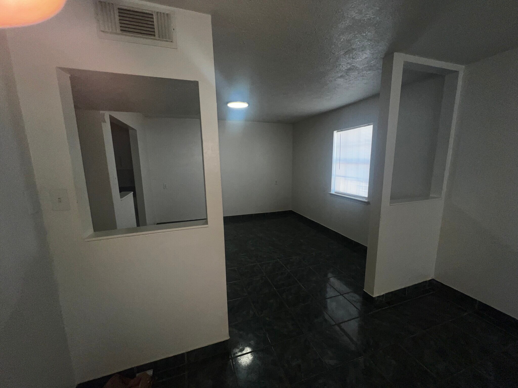 Building Photo - 525 Spring Dr