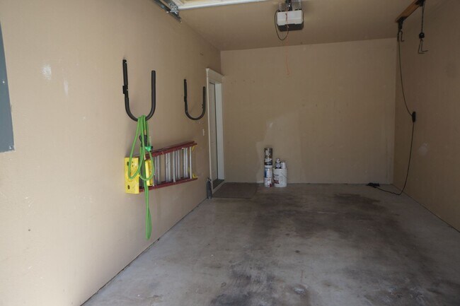 Building Photo - Spectacular SW Liar Hill 3 bedroom Townhouse