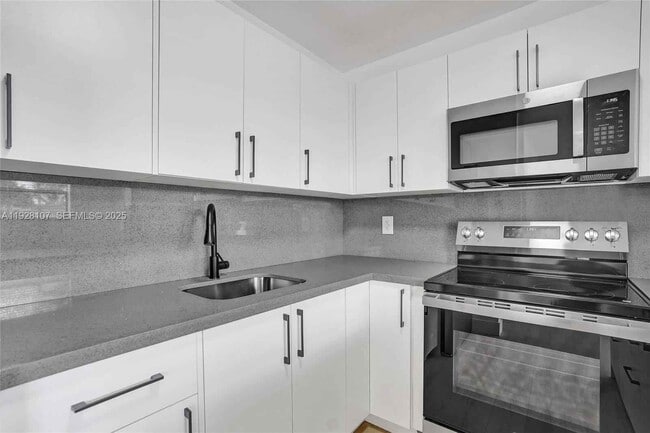 Building Photo - 1960 SW 68th Way