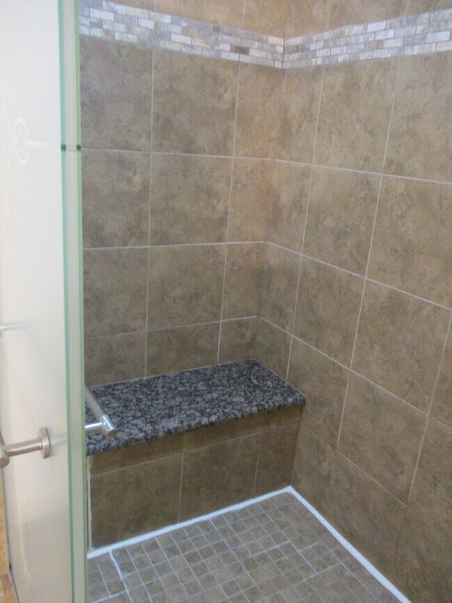 Building Photo - Walkout Basement Apartment - PRICED TO RENT - AVAIL 6/1/26