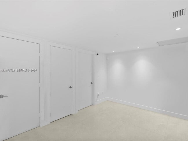 Building Photo - 495 Brickell Ave