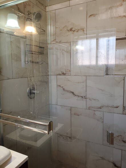 Master bath - 4650 N Lake Dr