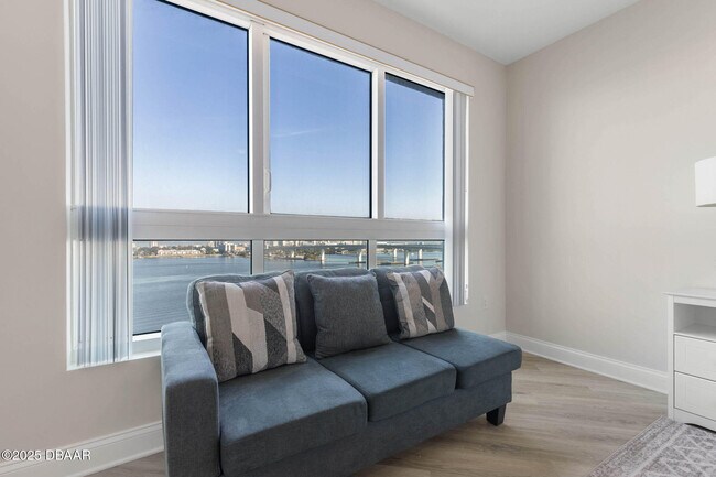 Building Photo - 231 Riverside Dr