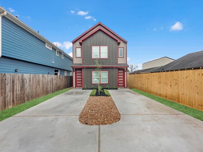 Building Photo - 900 Lucky St